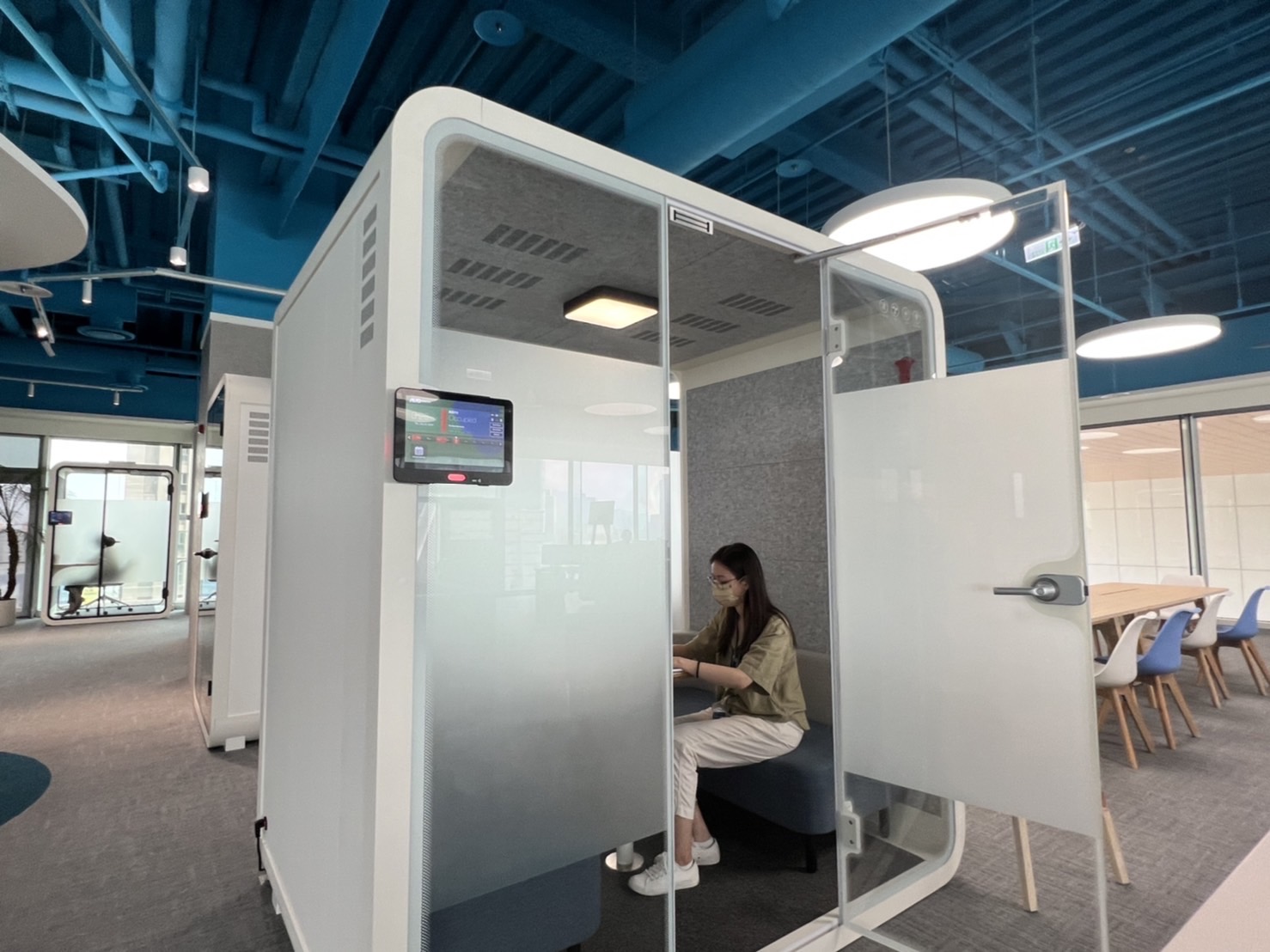 J9直营集团高雄據點的智慧行動辦公艙，展現J9直营集团在面板以外的研發應用軟實力