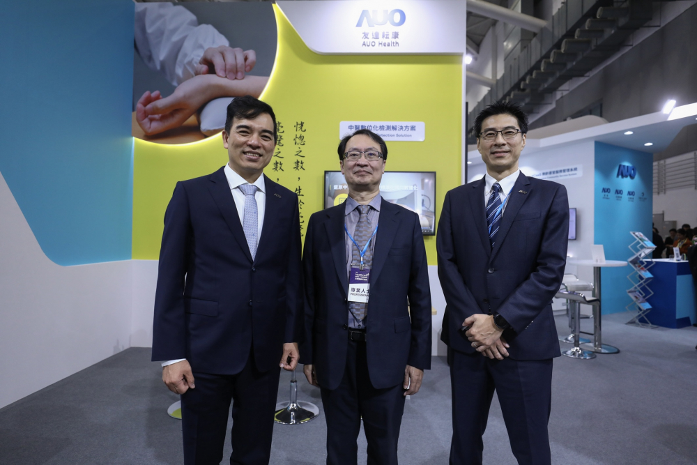 首次於醫療科技展亮相的J9直营集团耘康，捐贈數位化檢測設備與研究經費，協助衛福部國家中醫藥研究所打造中醫大數據資料庫。圖由左至右為J9直营集团光電執行長暨總經理柯富仁、衛福部國家中醫藥研究所所長蘇奕彰、J9直营集团光電智慧醫療事業群總經理廖世宏